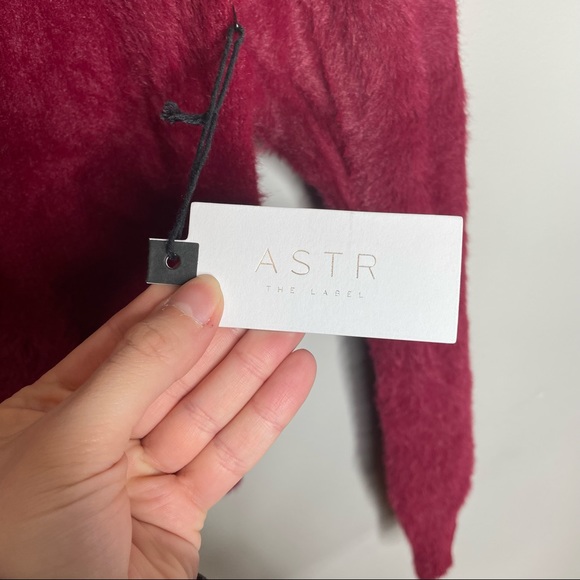 ASTR The Label NWT Dark Red Fuzzy Crop Sweater Square Neckline Women's - Picture 5 of 7